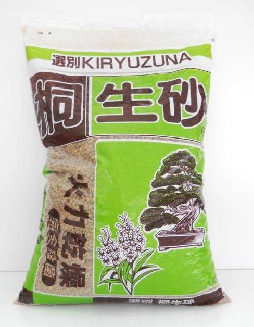 2 - Kiryuzuna terriccio per conifere Bonsai - grano 2/5 mm. - sacco 14 lt.