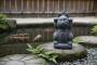 1 - Statua Maneki-neko in ceramica – Gatto portafortuna - altezza 21 cm.