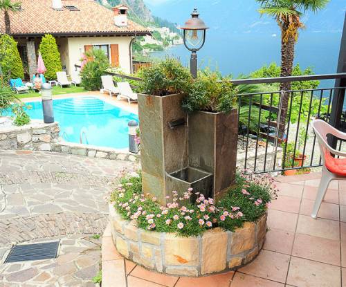 2 - Cascata Thai in pietra naturale cm.80x80xh. 130 con pompa e led